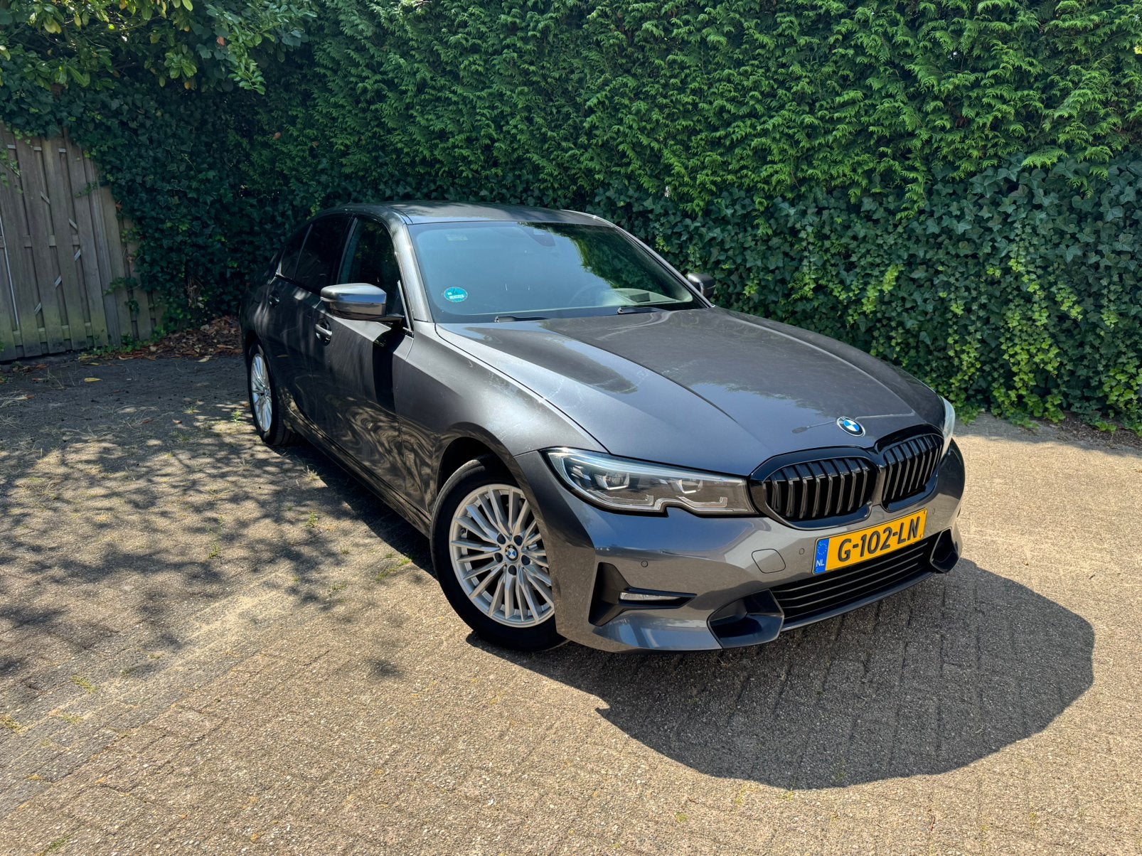 BMW 320i High Executive ShadowLine | HUD | Extra 18" set, Zwart, 4 cilinders, Origineel Nederlands, 75 €/maand