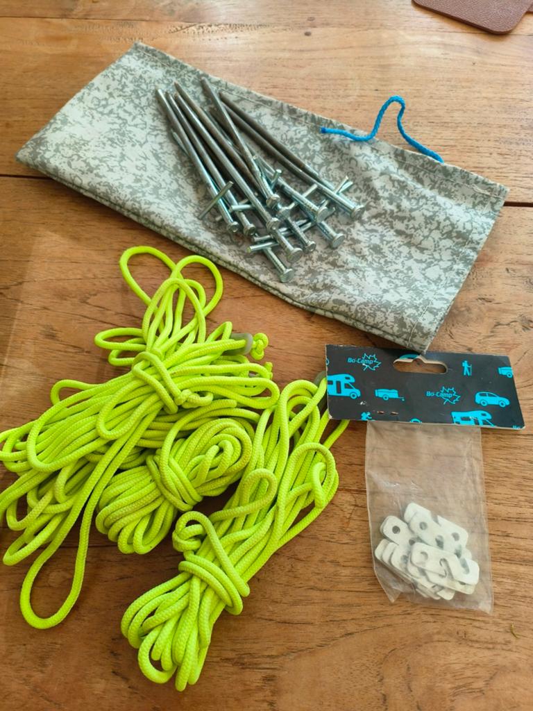 Camper accessoires: scheerlijnen, snelspanners, haringen, Caravans en Kamperen, Ophalen of Verzenden, Zo goed als nieuw