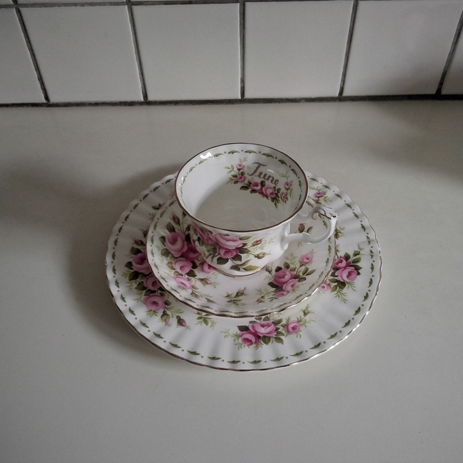 Royal albert dejeuner flowers  of the month june, Huis en Inrichting, Keuken | Servies, Ophalen of Verzenden, Zo goed als nieuw