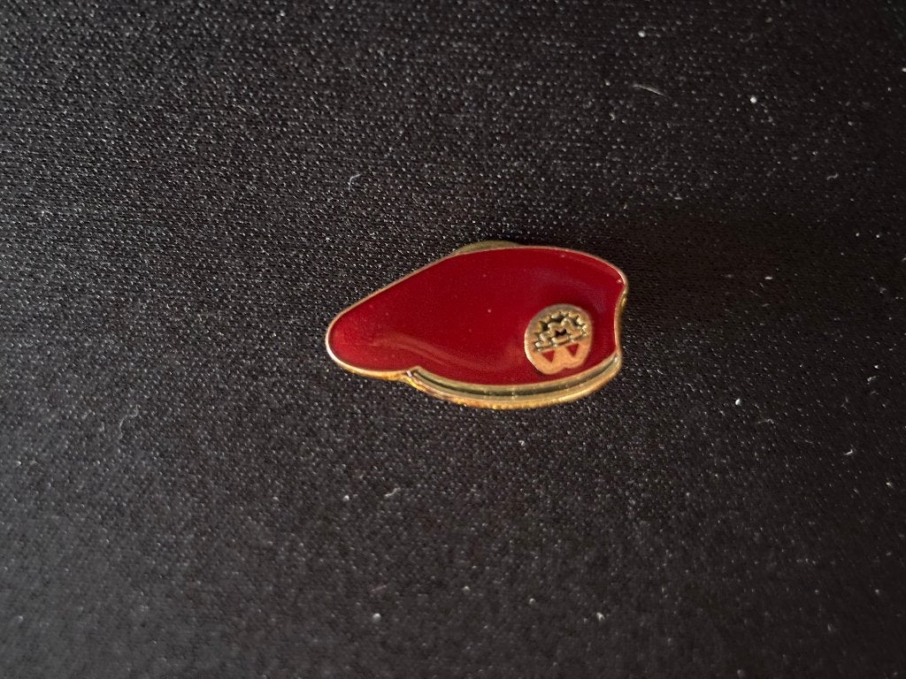 speldje (Garderegiment Grenadiers en Jagers), Verzamelen, Militaria | Algemeen, Verzenden, Landmacht, Nederland, Embleem of Badge