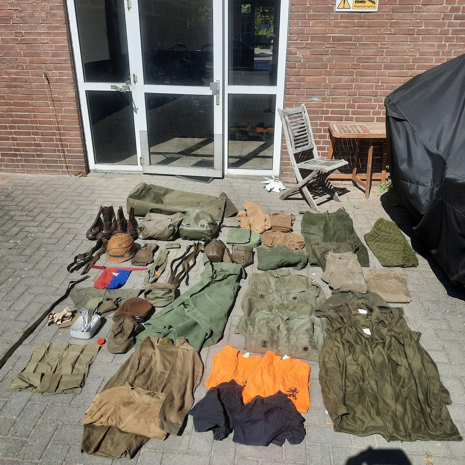 Grote partij Nederlandse militaire uitrusting en kleding, Ophalen, Landmacht, Nederland