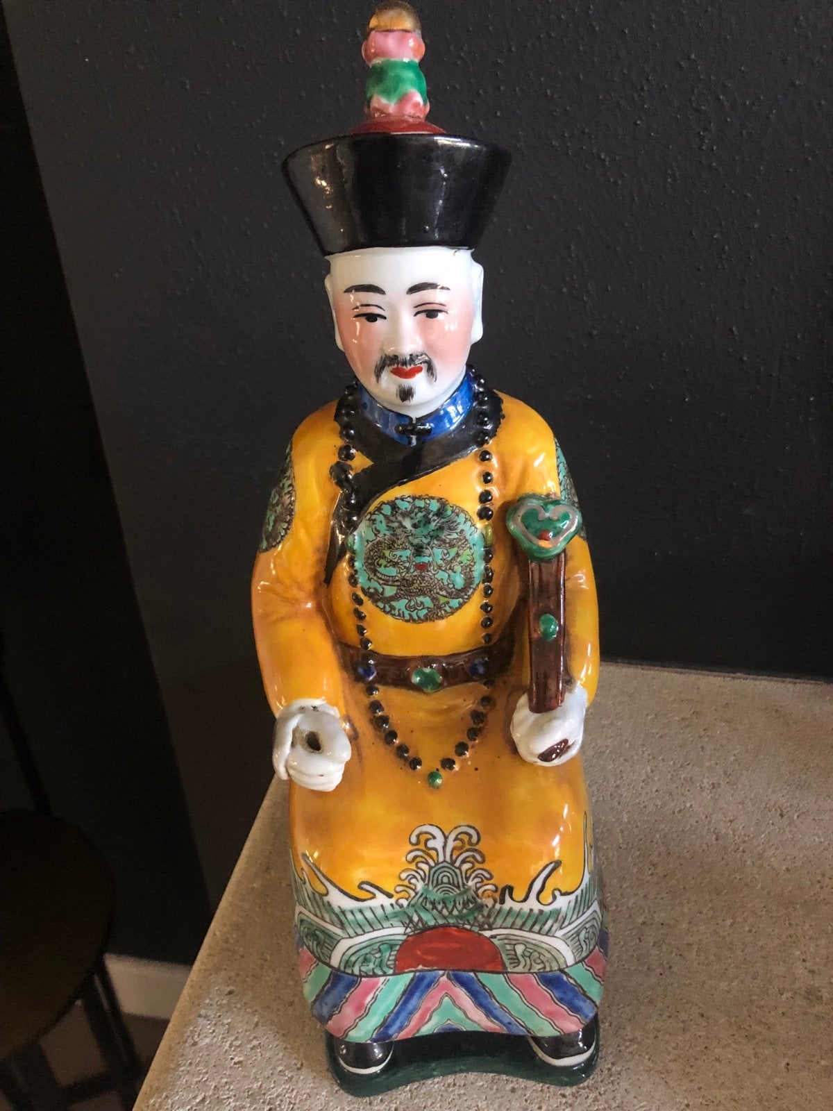 Twee Chinese beeldjes van mannen in traditionele kleding, Antiek en Kunst, Ophalen of Verzenden, 20 - 50 cm, Steen of Keramiek