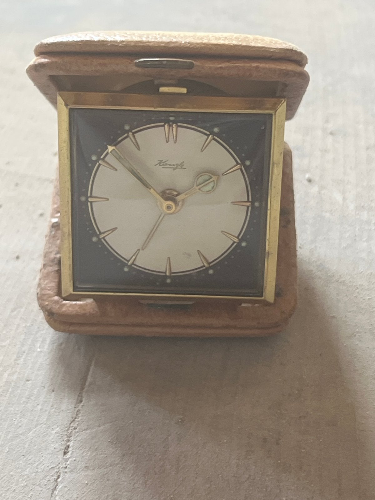 Vintage Kienzle reiswekker in leren etui, Ophalen of Verzenden