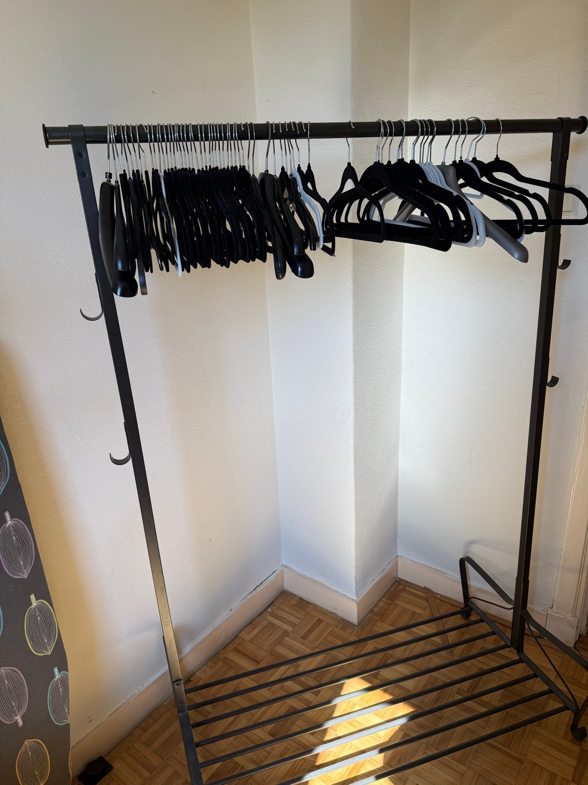 2x Kledingrek met hangers - Zwart metalen kledingroede, Ophalen, Gebruikt