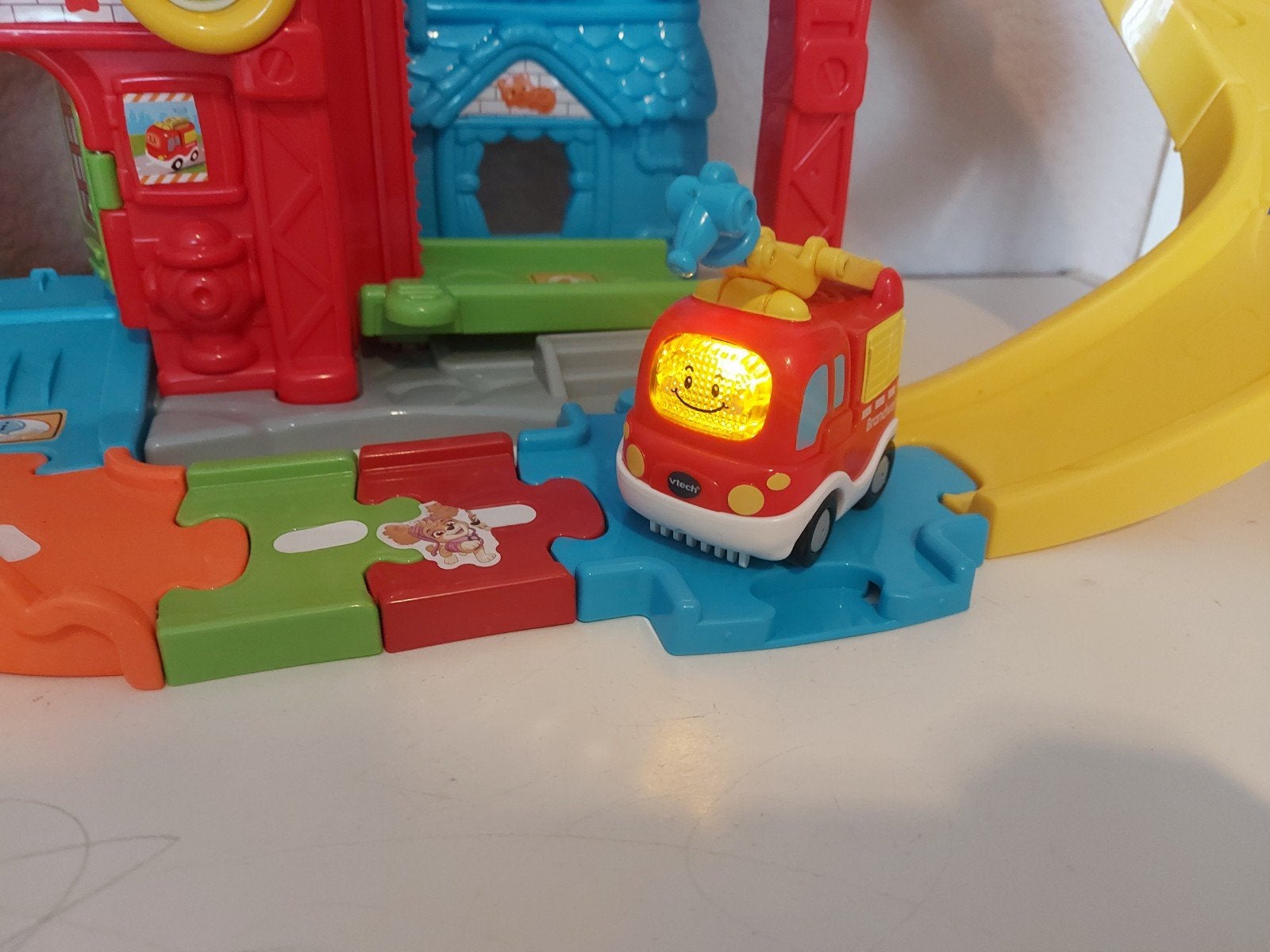 VTech Toet Toet Auto's Brandweerkazerne met Brandweerauto, Ophalen, Zo goed als nieuw, Auto, Met licht