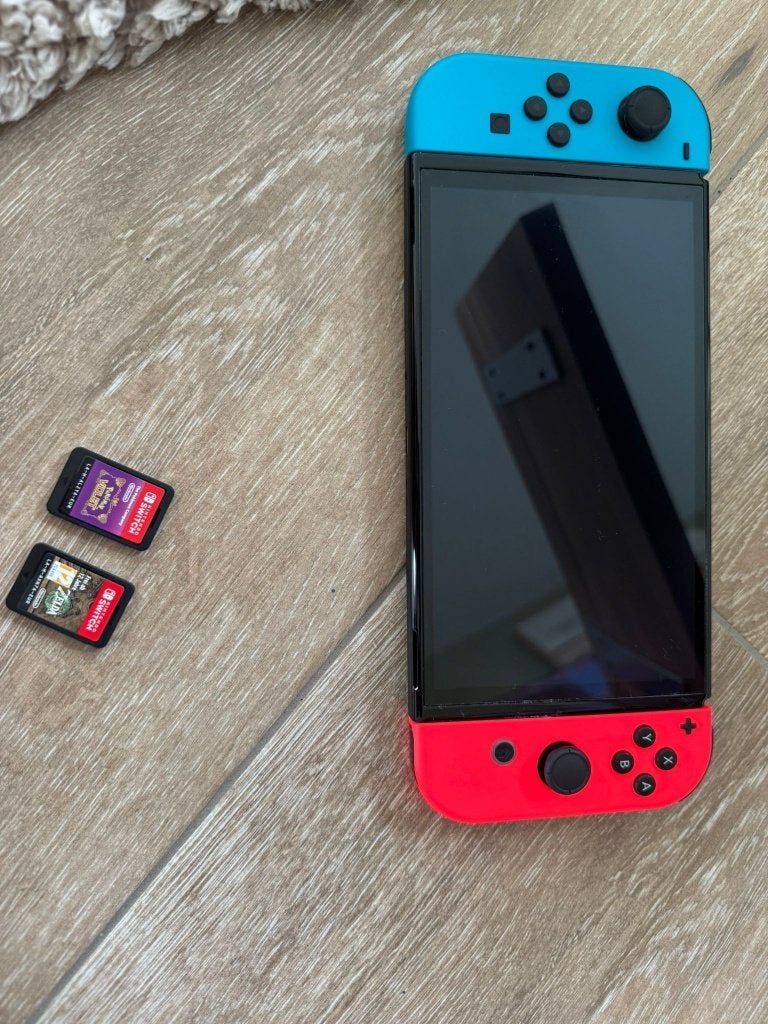 Nintento switch Red & Blue OLED + beschermhoes+games, Switch OLED, Met games, Verzenden, Met 2 controllers