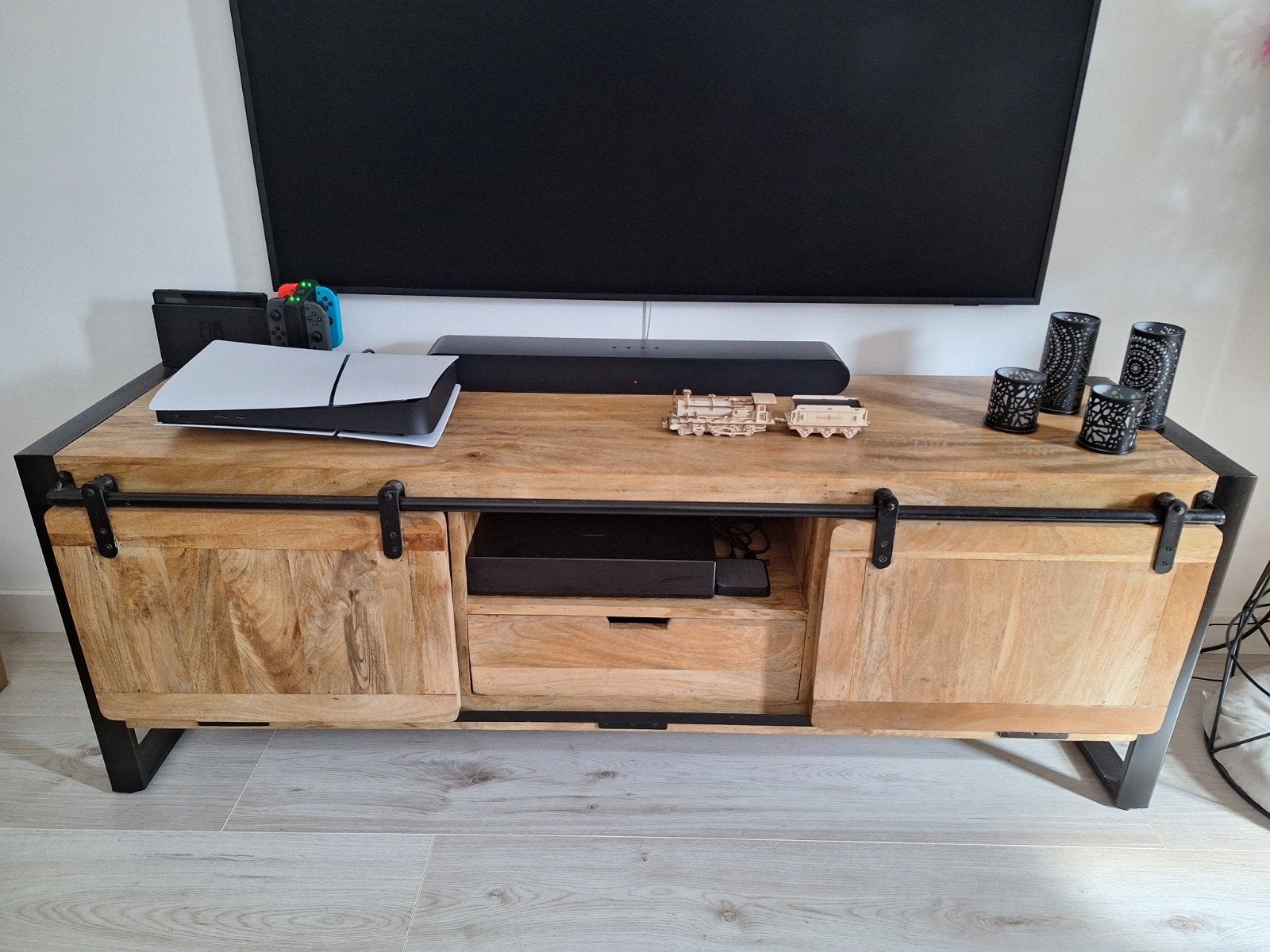Mooi houten tv-meubel met metalen frame en schuifdeuren, Ophalen, Zo goed als nieuw