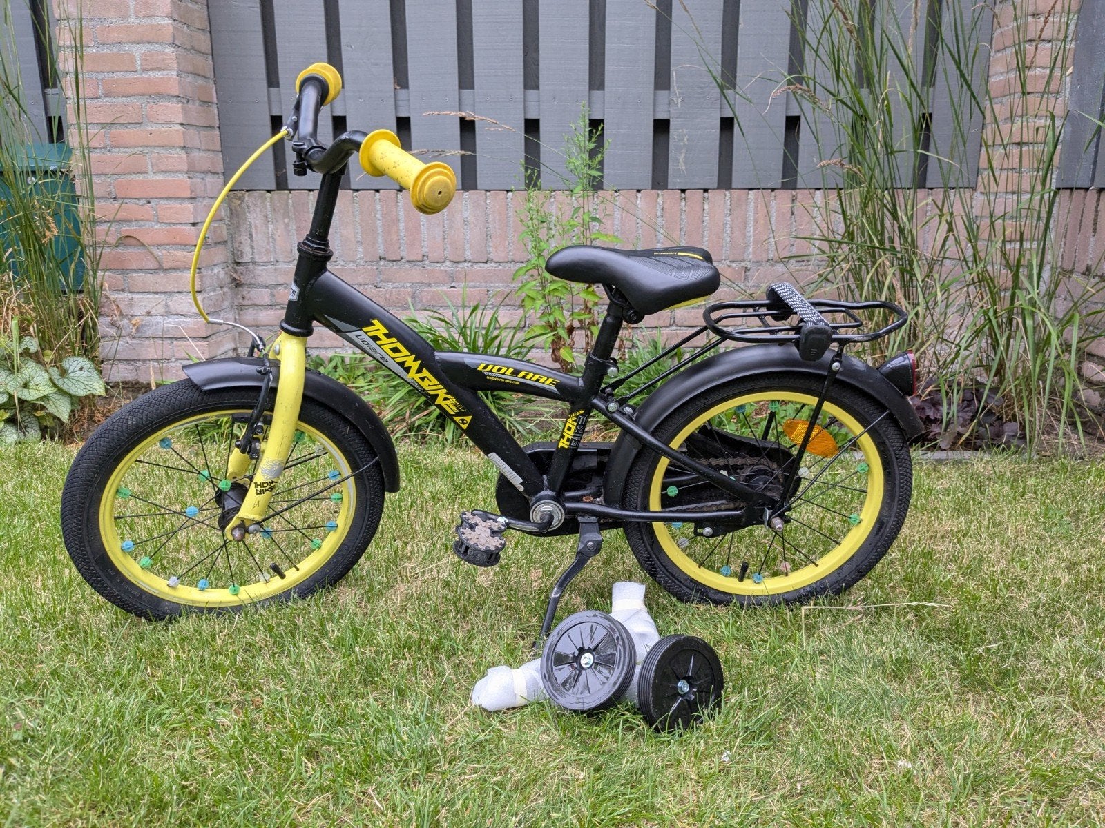 Volare Thombike kinderfiets 16 inch met zijwieltjes en vlag, Ophalen, Terugtraprem, Zijwieltjes, Volare Thombike