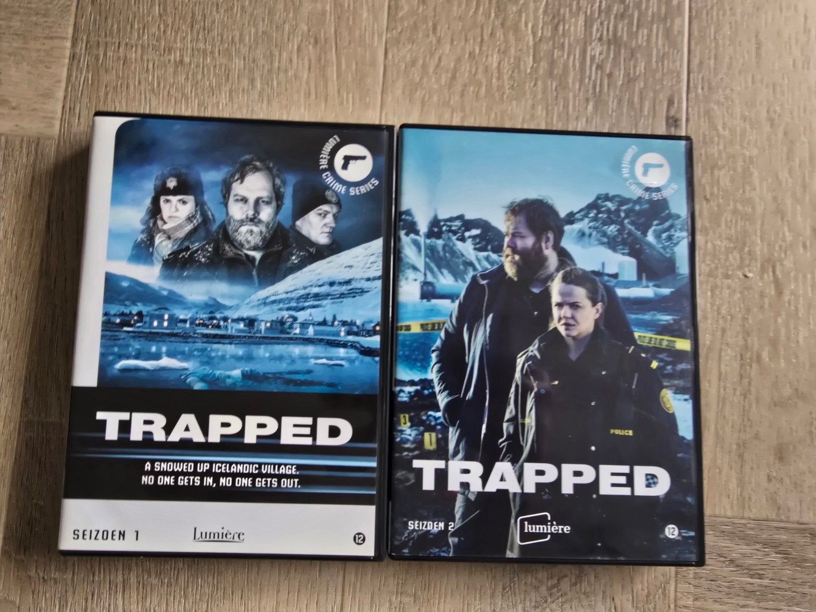Dvd trapped seizoen 1 & seizoen 2 lumiere crime serie, Nederlands, Seizoen 1, Ophalen of Verzenden, Vanaf 12 jaar