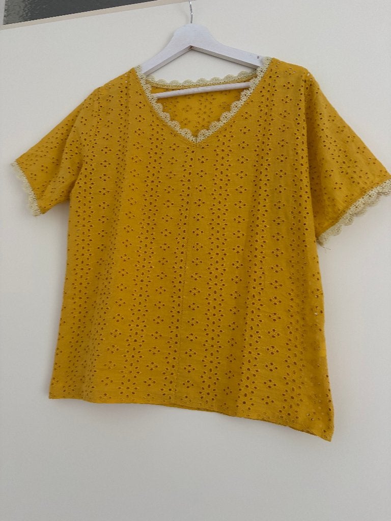 te koop:Mosterd geel t-shirt met leuke broderie, Geel, Maat 42/44 (L), Ophalen of Verzenden, Zo goed als nieuw