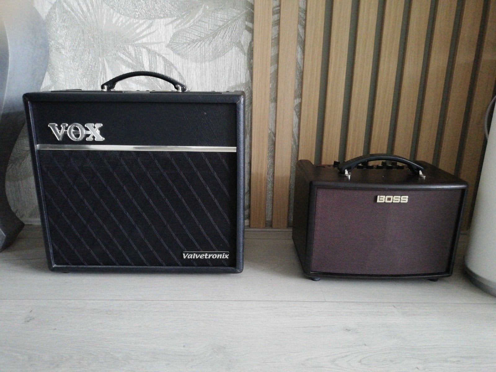 Gitaarversterkers Vox VT40+ en Boss AC-22LX, Muziek en Instrumenten, Versterkers | Bas en Gitaar, Ophalen of Verzenden, Zo goed als nieuw