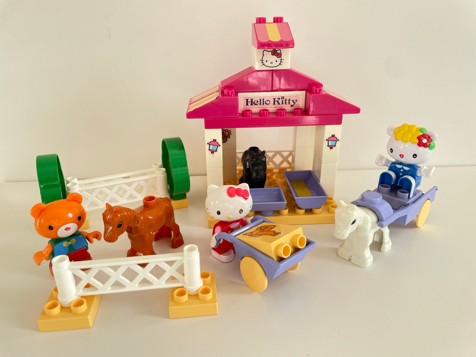 PlayBig Hello Kitty paardenstal (Past bij Duplo), Ophalen of Verzenden, Gebruikt, Overige merken