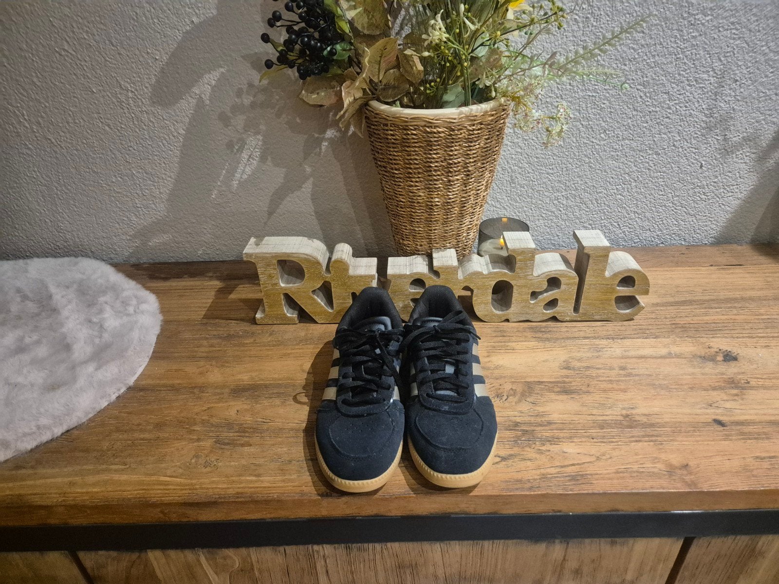 te koop suede adidas sleek navi blauw met grijs/goude strepe, Kleding | Dames, Blauw, Adidas sleek, Ophalen of Verzenden, Sneakers of Gympen