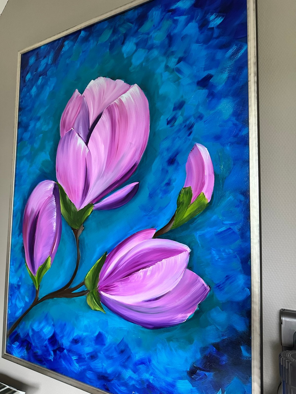 Schilderij met roze magnolia's op blauwe achtergrond, Ophalen