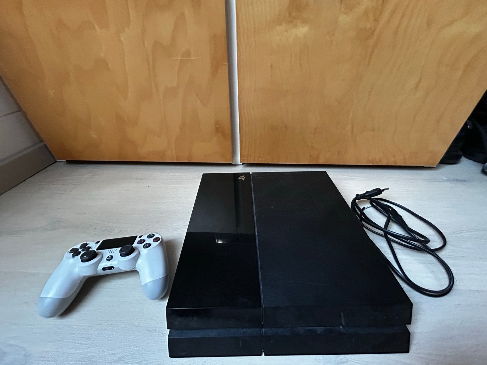 PlayStation 4 (PS4) 500GB met controller en stroomkabel, Spelcomputers en Games, Spelcomputers | Sony PlayStation 4, Gebruikt