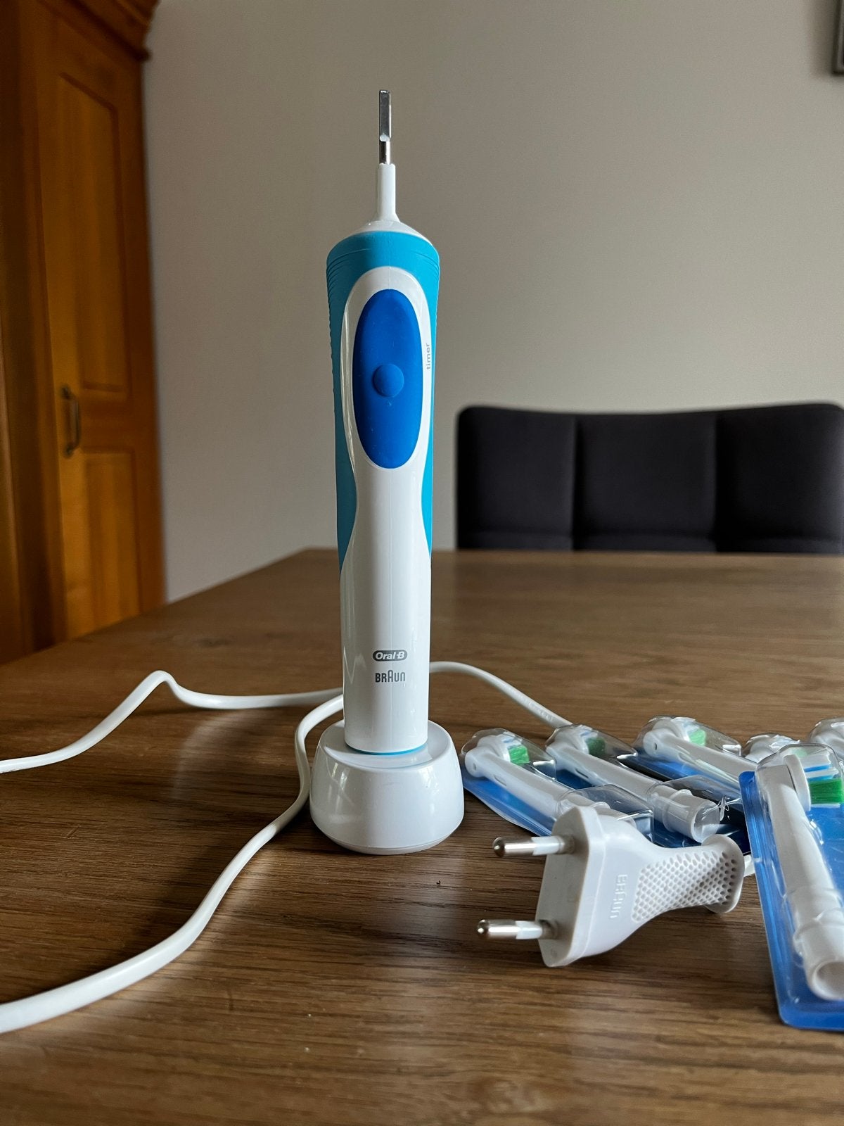 Oral-B elektrische tandenborstel met oplader en opzetborstel, Ophalen of Verzenden, Zo goed als nieuw, Mondverzorging