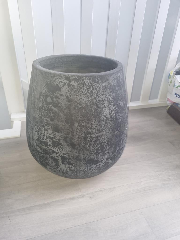 Grote grijze bloempot - Modern design, Rond, Zo goed als nieuw, Balkon, Beton