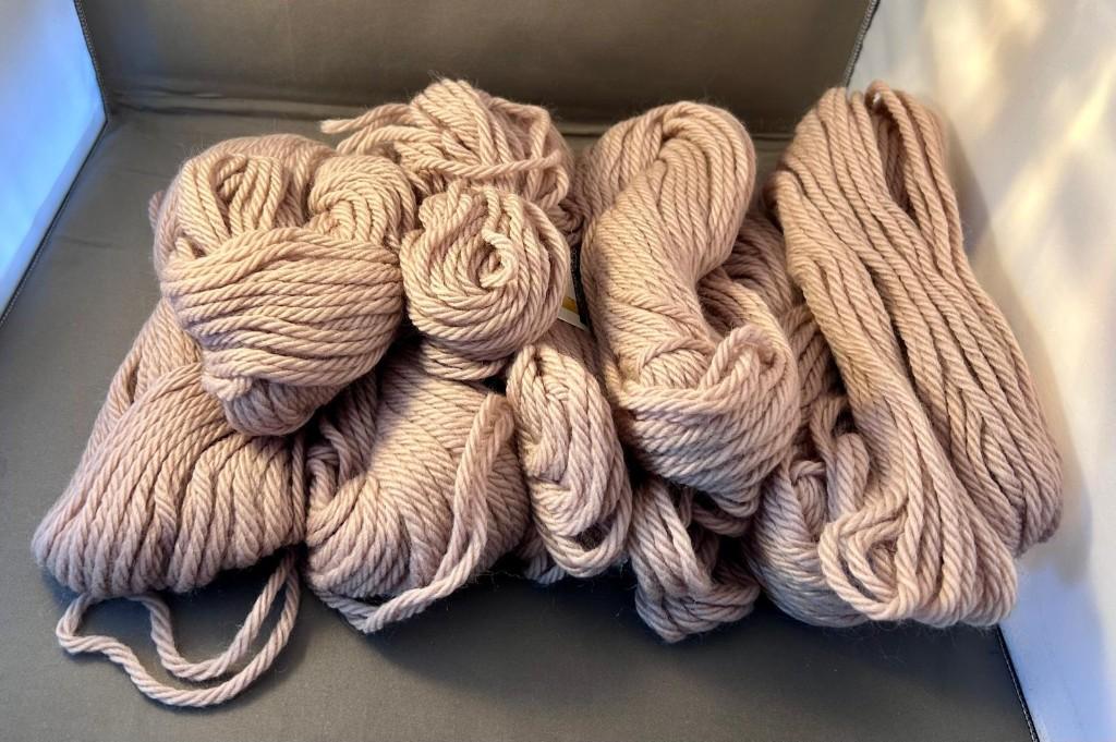 Dit is een collectie van 8 wol garens in lavendel kleur., Ophalen of Verzenden, Zo goed als nieuw, Breien of Haken, Wol of Garen