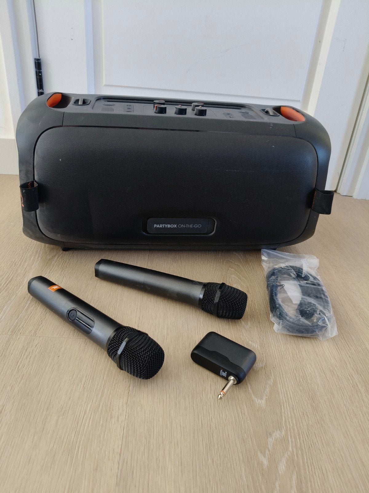 JBL PartyBox On-The-Go met 2 draadloze microfoons, Ophalen, Zo goed als nieuw, JBL