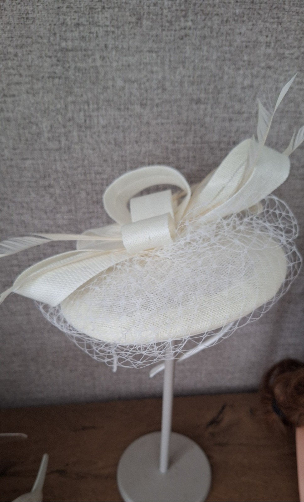 Elegante fascinator met veren en sluier - Crème, Hoed, Nieuw, Onbekend, One size fits all