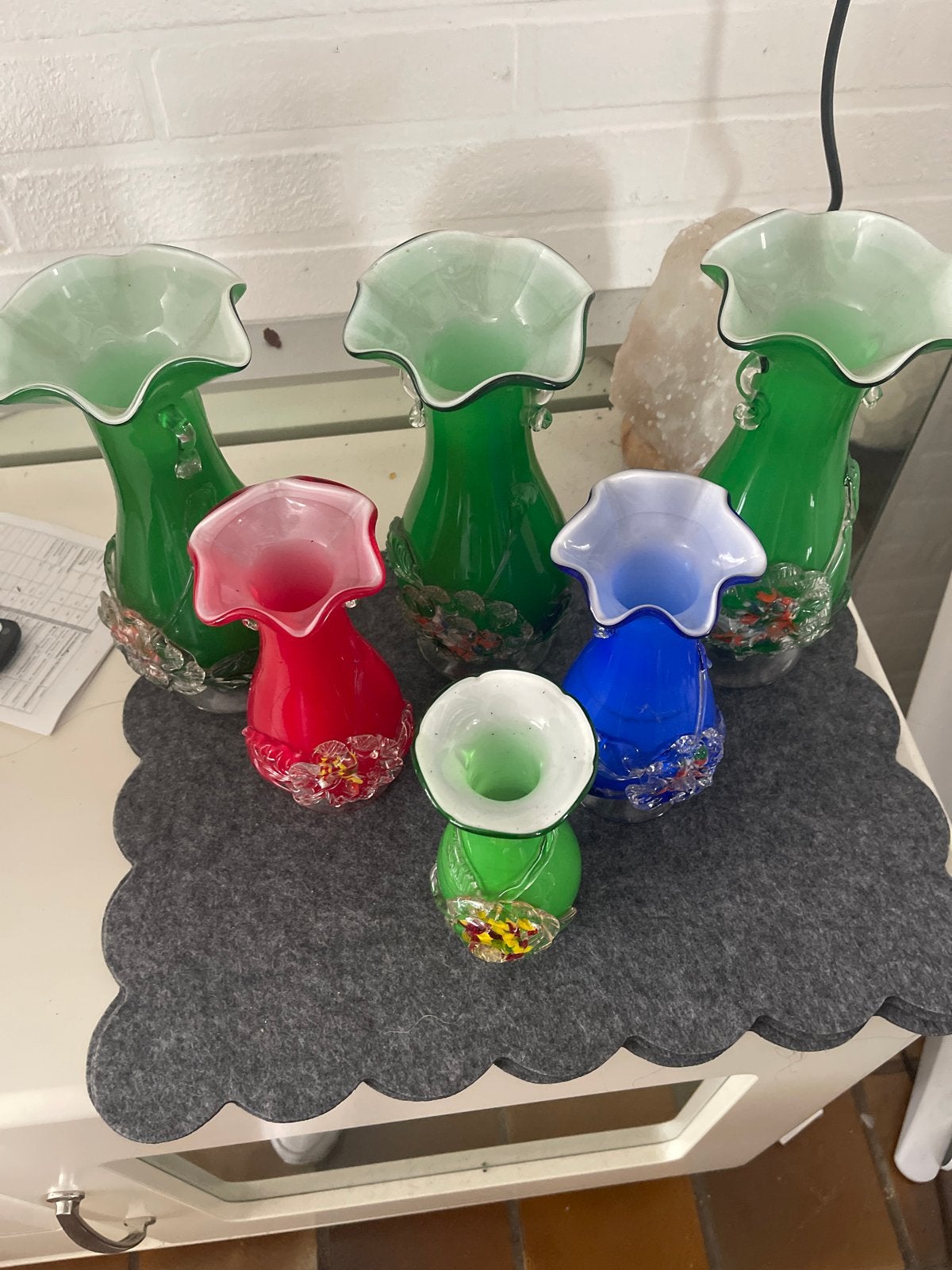 Set van 6 kleurrijke glazen vazen met bloemdecoratie. Murano, Ophalen