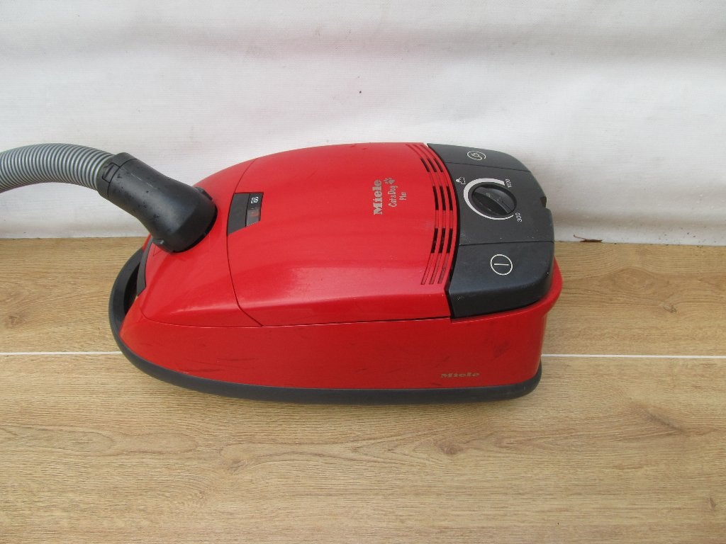 Krachtige 1600 watt Miele stofzuiger rood Type Cat & Dog, Gebruikt, Miele, Geschikt voor tapijt, Sledestofzuiger