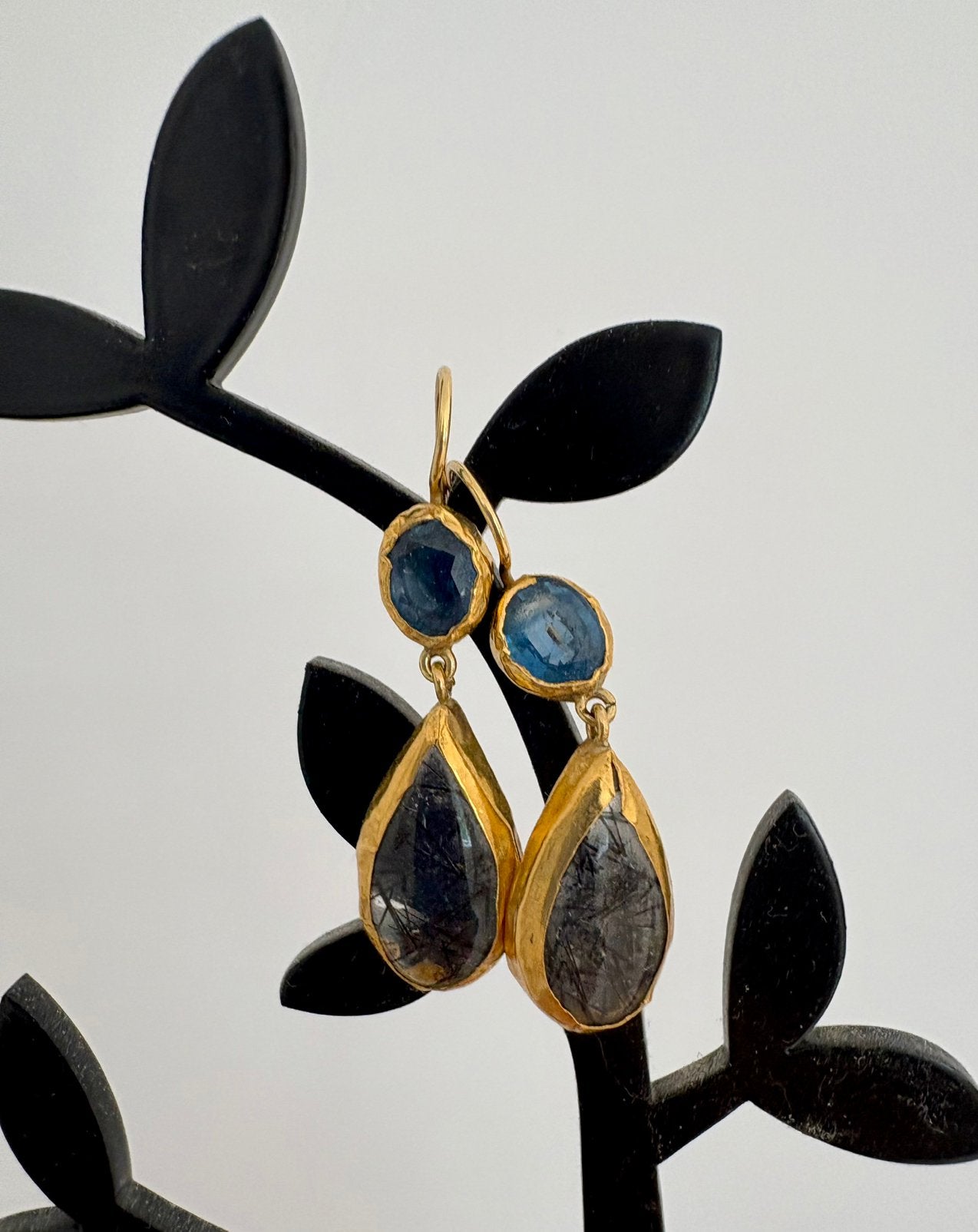 BLGK oorsieraden blauwe saffier met  rutielkwarts en goud, Sieraden, Tassen en Uiterlijk, Oorbellen, Hangers, Blauw, Nieuw, Ophalen of Verzenden
