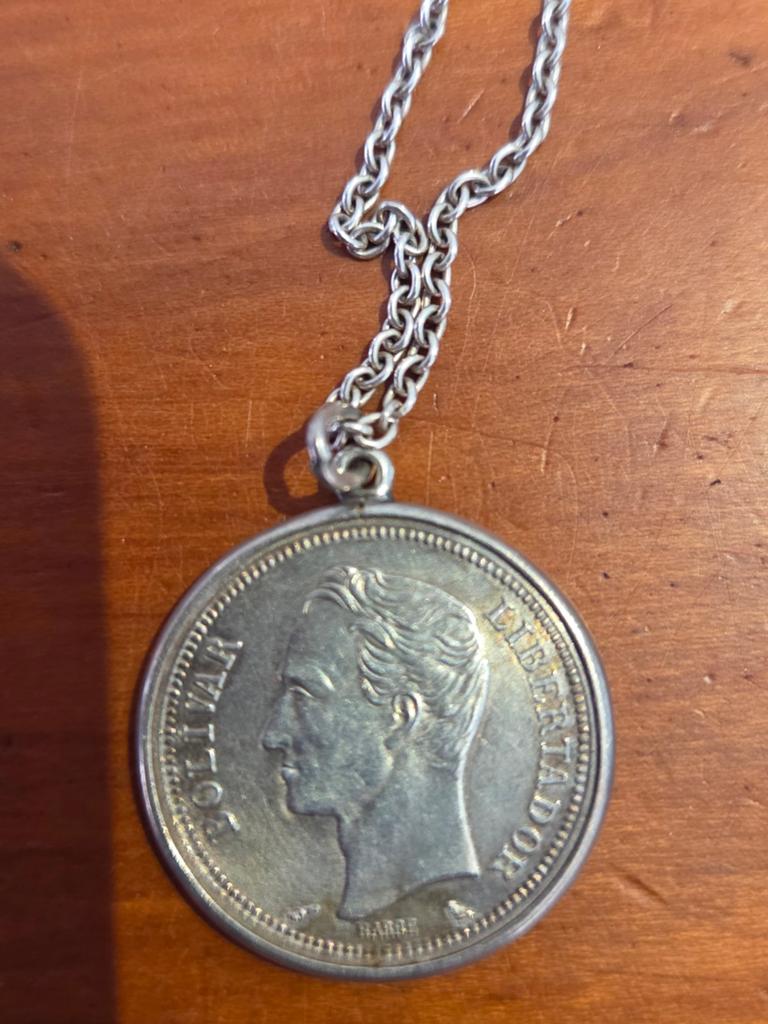 Zilveren Venezolaanse munt uit 1965 aan ketting, Ophalen of Verzenden