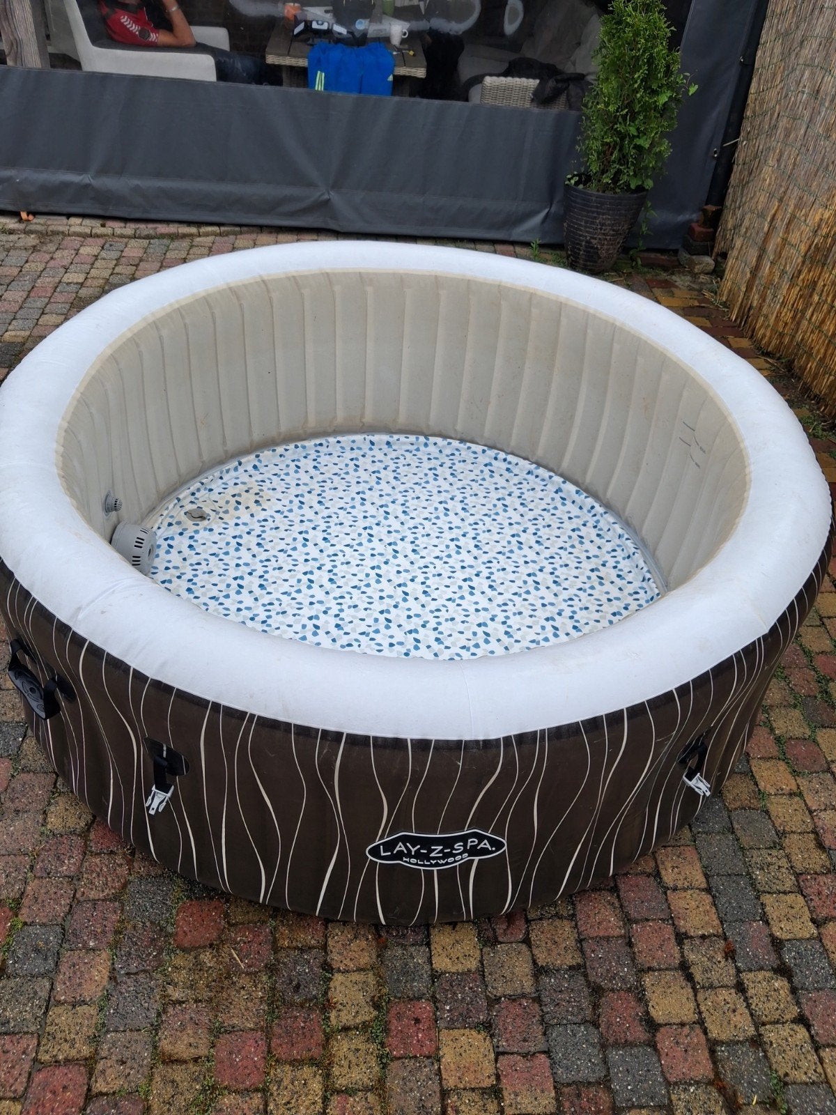 Opblaasbare jacuzzi gezocht mag met storing of defect, Ophalen
