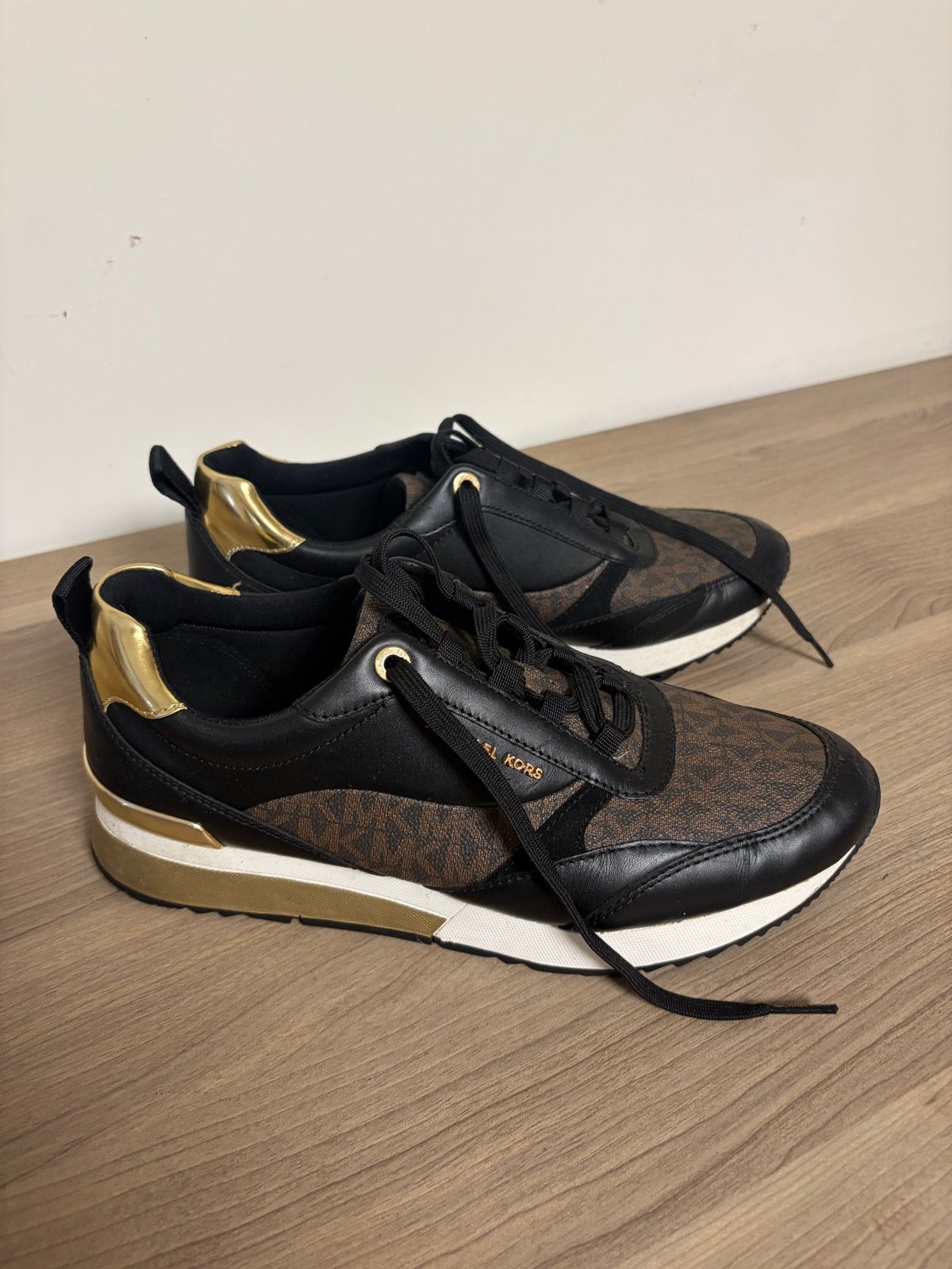 Michael Kors Sneakers Zwart/Goud Maat 39, Ophalen of Verzenden, Zo goed als nieuw, Zwart, Sneakers of Gympen