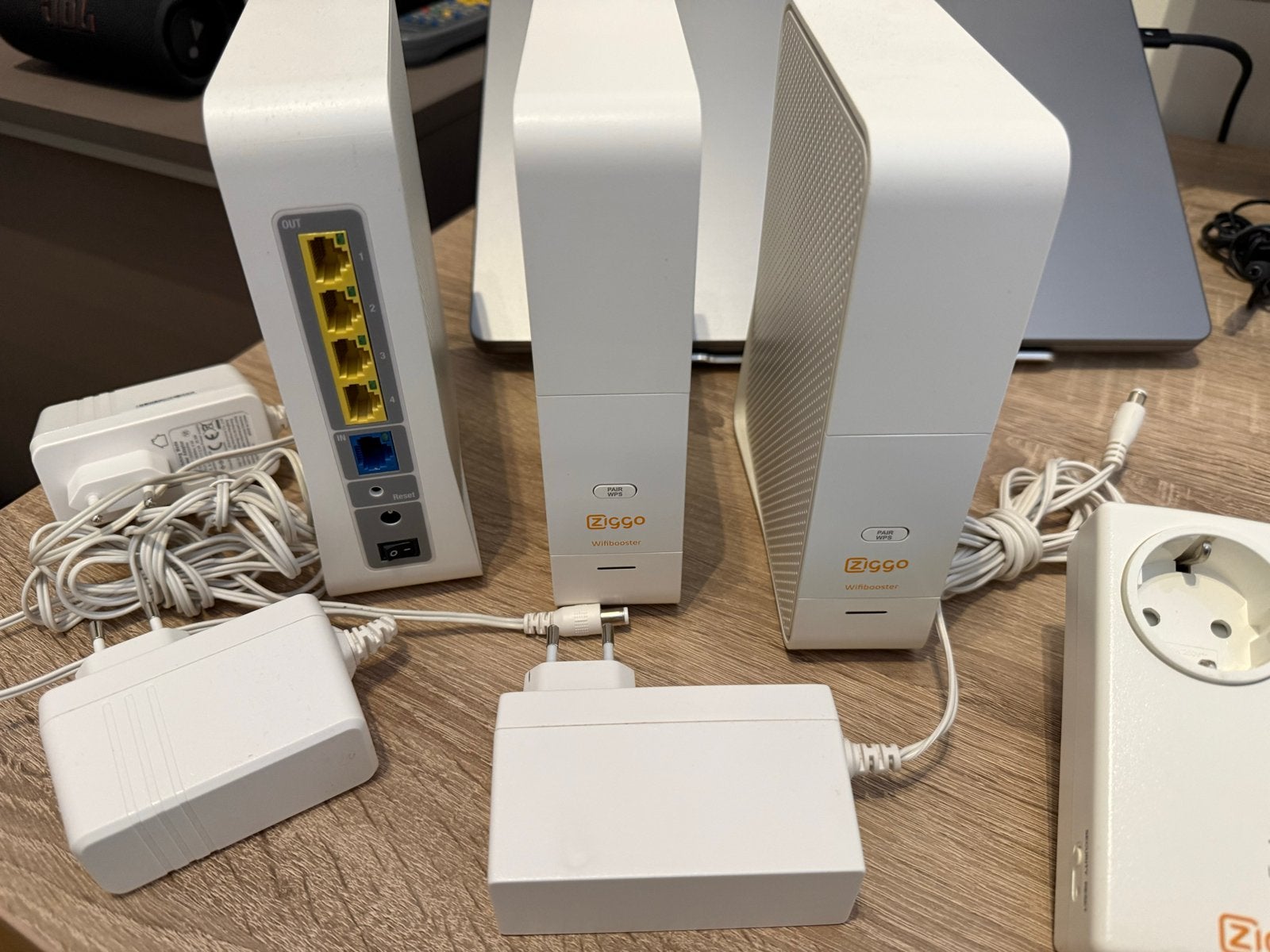 1 Router, 3 Ziggo Wifi boosters en 2 Powerline Adapters Set, Computers en Software, Routers en Modems, Ophalen of Verzenden, Gebruikt