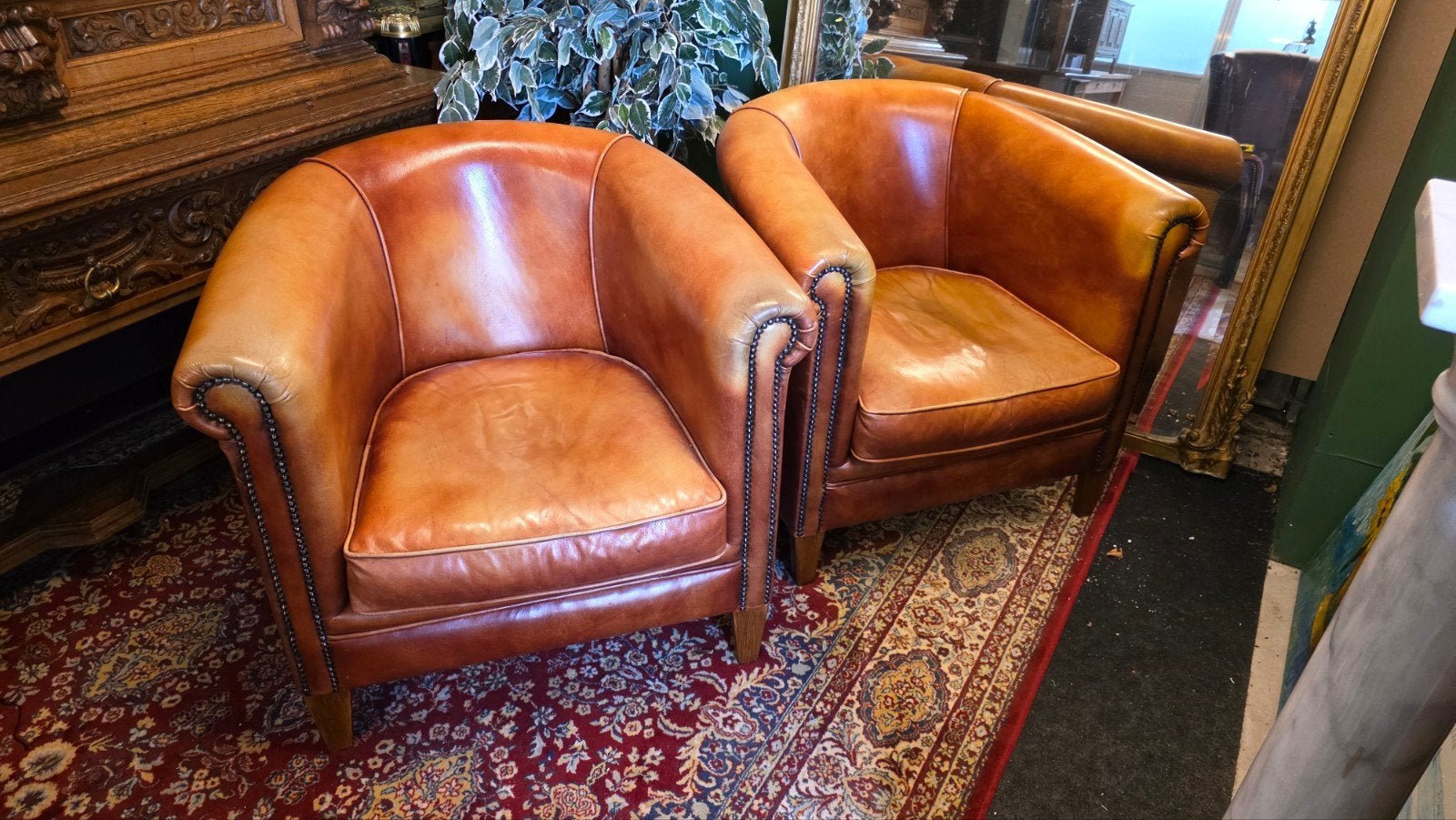 2 schapenlederen clubfauteuils