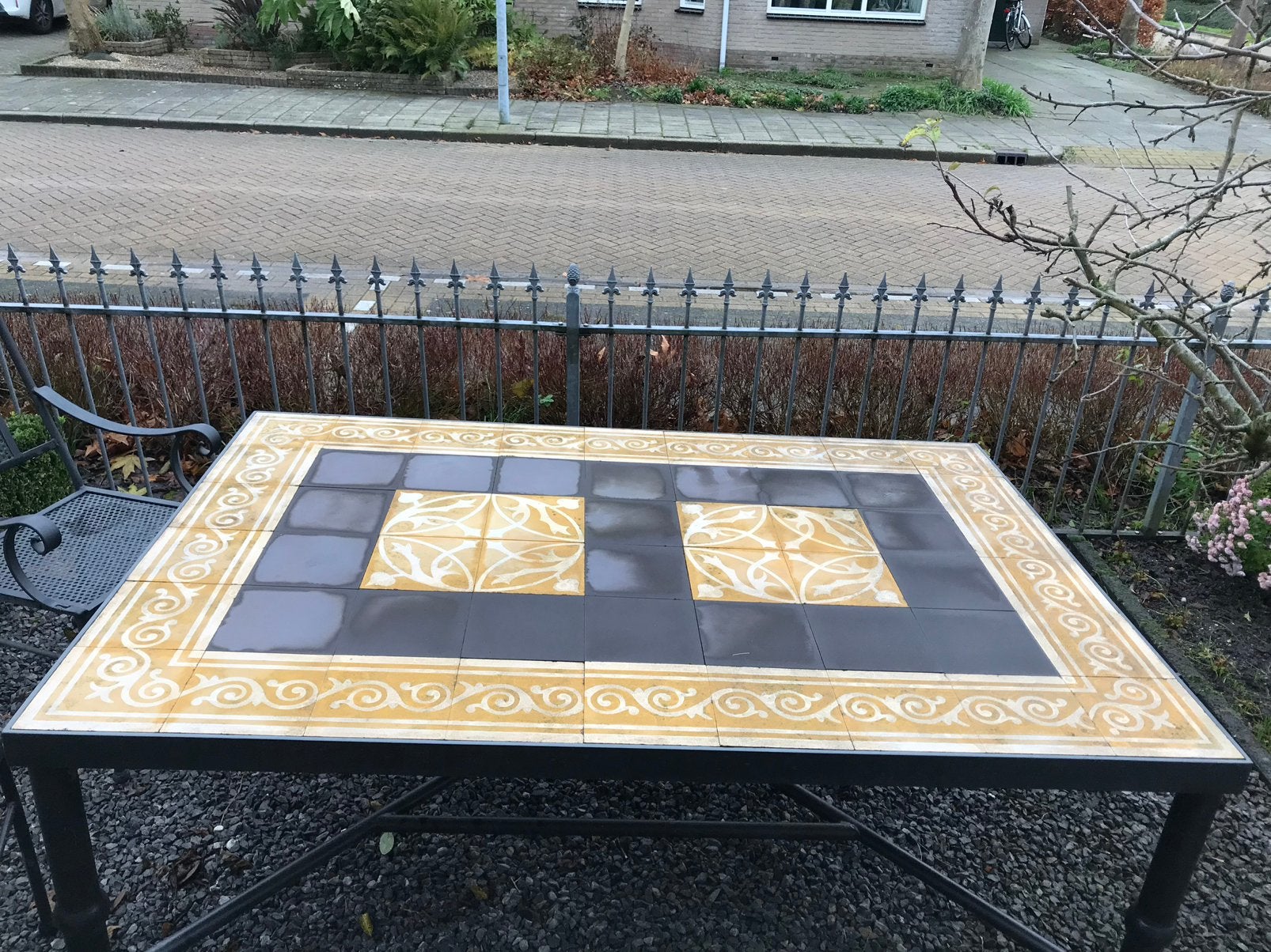 Tegel tuintafel met zwart smeedijzeren onderstel, Ophalen, Zo goed als nieuw, Rechthoekig, Metaal