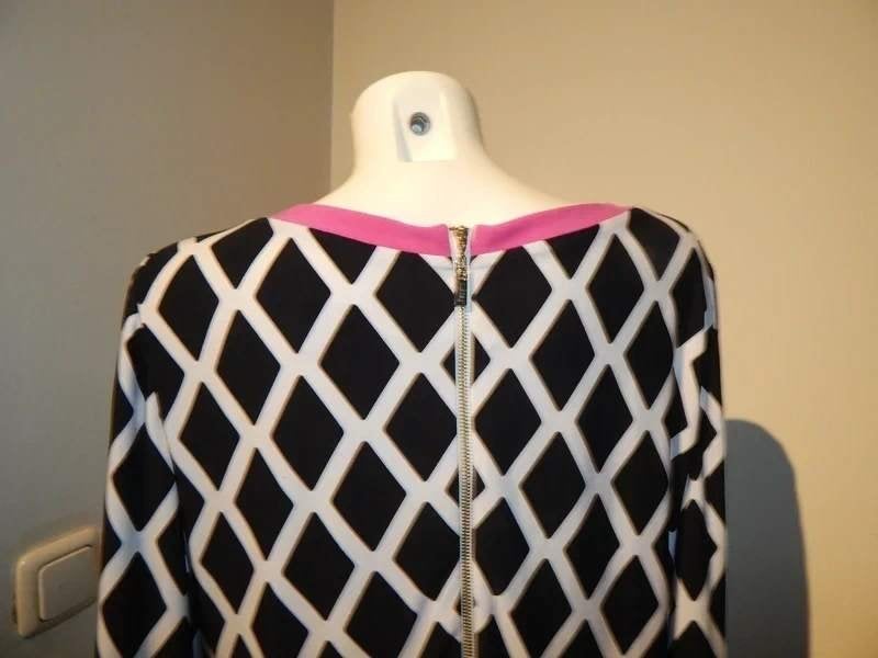 Joseph Ribkoff zwart wit jurkje stretch motief roze accent40, Maat 38/40 (M), Joseph Ribkoff, Zo goed als nieuw, Boven de knie