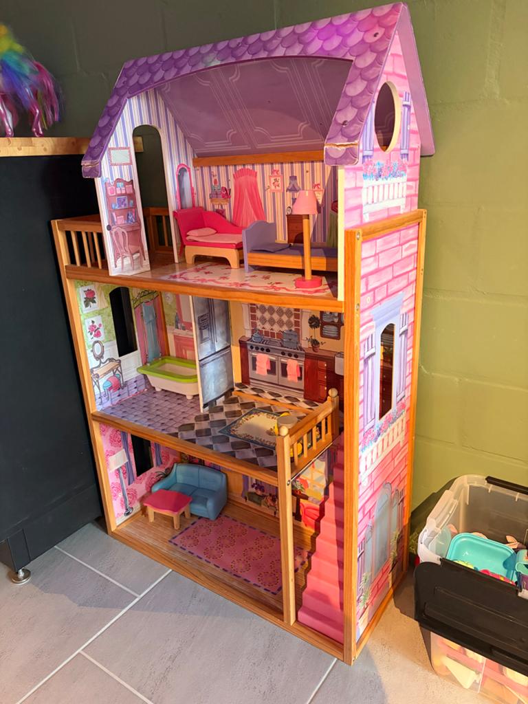 Groot houten poppenhuis met meubels, merk Kayla van Kidkraft, Ophalen, Zo goed als nieuw, Poppenhuis