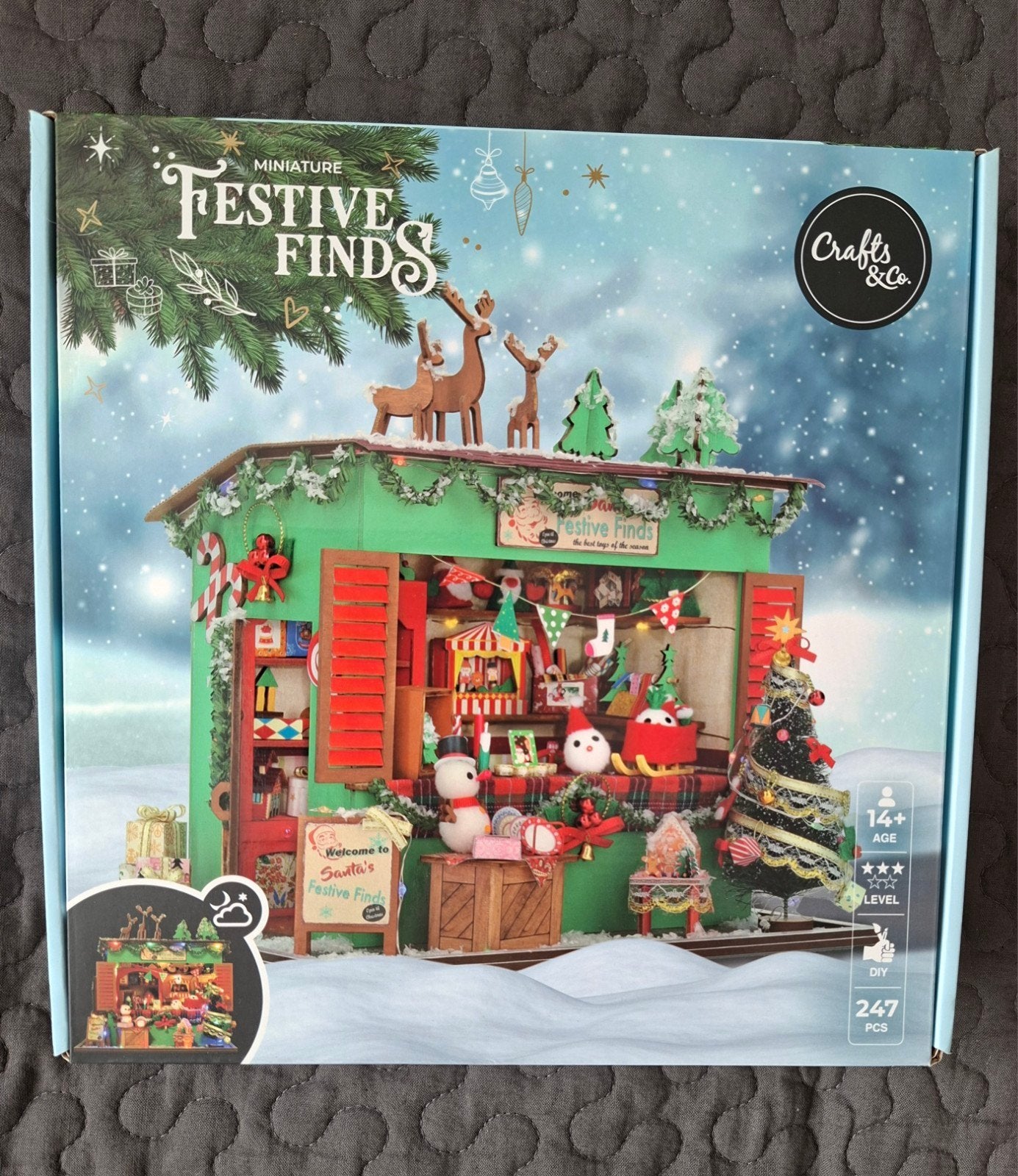 Miniatuurhuisje Kerstmarkt bouwpakket - Festive Finds, Hobby en Vrije tijd, Knutselen, Nieuw, Meerkleurig, Ophalen of Verzenden