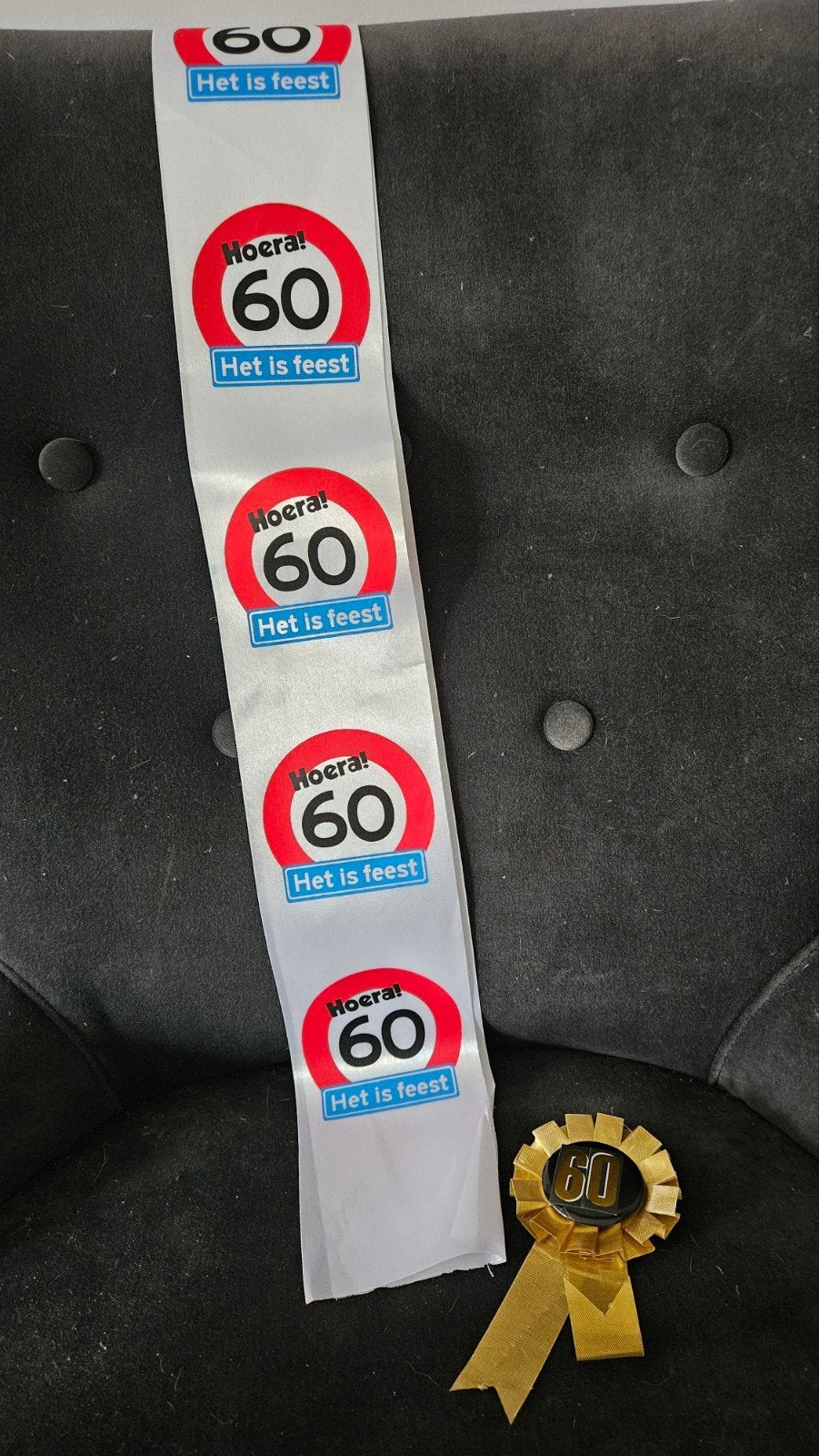 Spandoek, sjerp en button 60 jaar, Ophalen of Verzenden, Versiering, Verjaardag