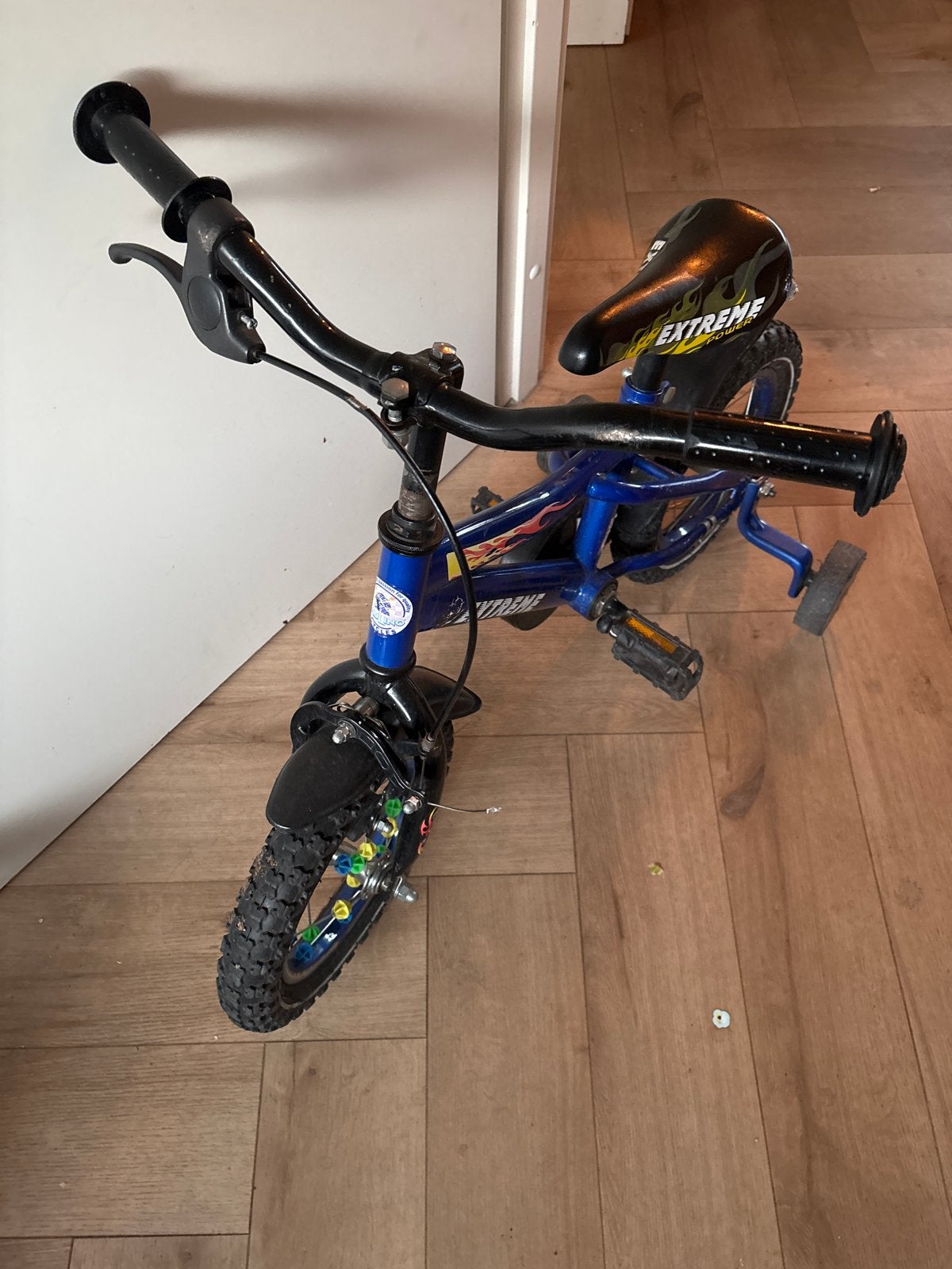 Blauwe kinderfiets met zijwieltjes - Extreme Power, Ophalen, Zijwieltjes, Gebruikt, Velgrem