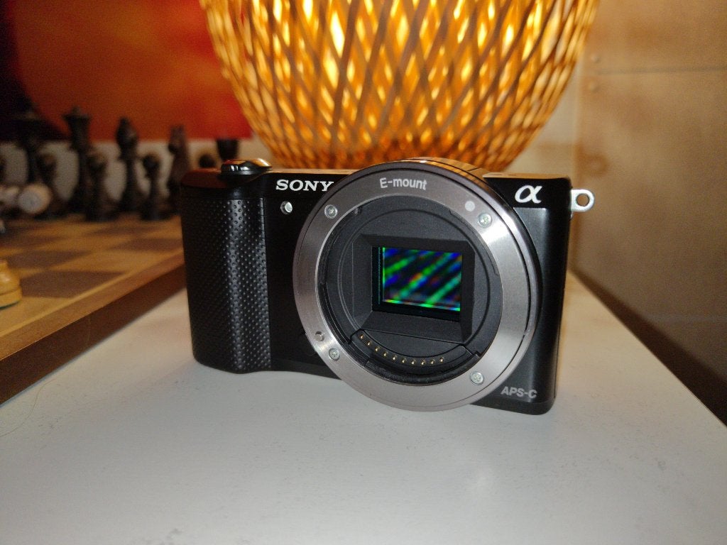 Sony Alpha A5000 / ILCE-5000 - APS-C Systeemcamera Body, Kantelbaar/draaibaar scherm, Ophalen of Verzenden, Zo goed als nieuw