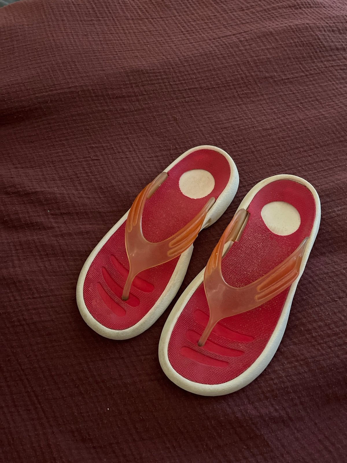 Rode slippers met witte zool 39, Ophalen of Verzenden, Gedragen, Rood, Slippers