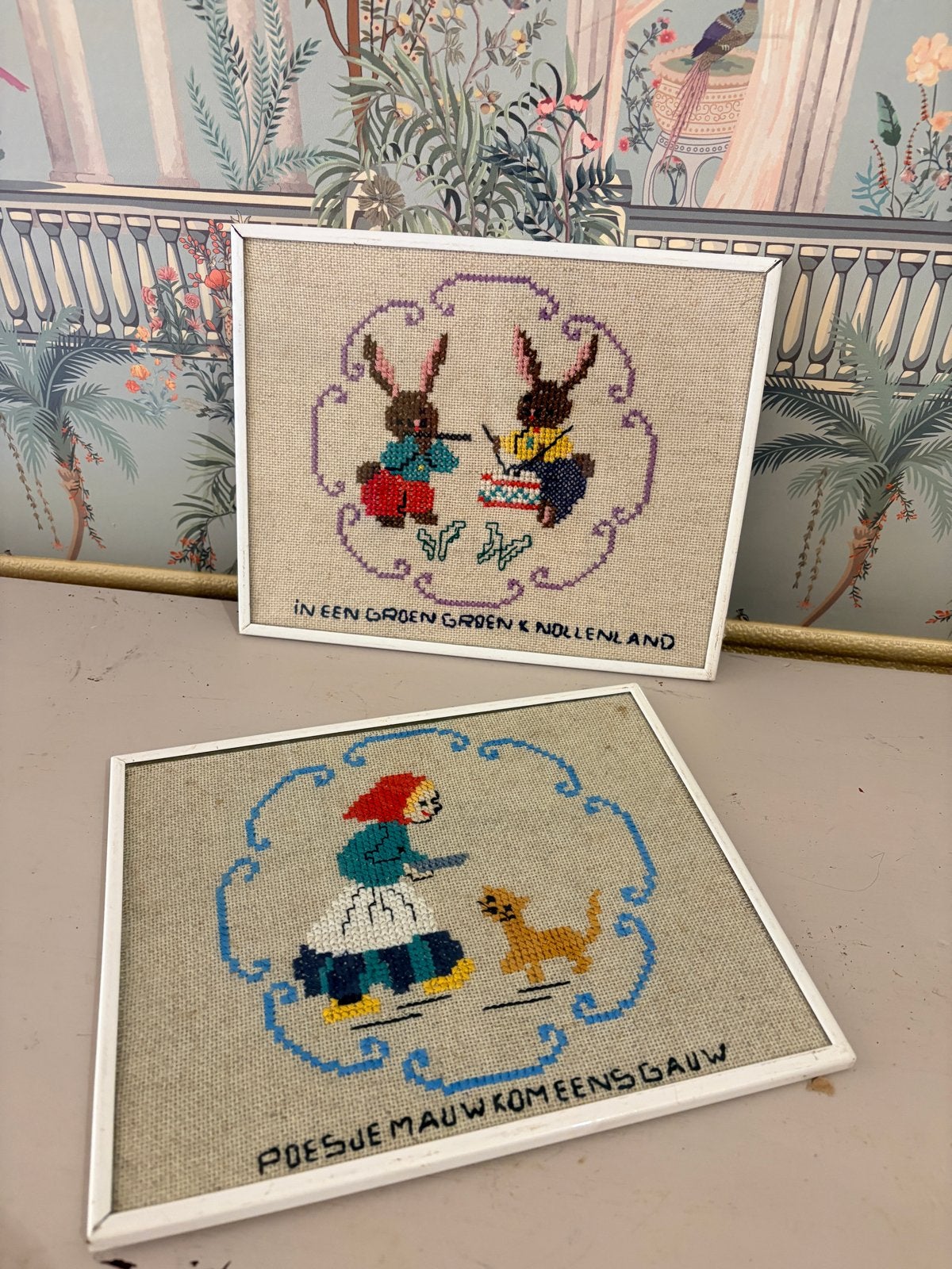 Vintage kruissteek borduurwerken kinderteksten (2 stuks), Minder dan 50 cm, Gebruikt, Overige typen, Ophalen of Verzenden