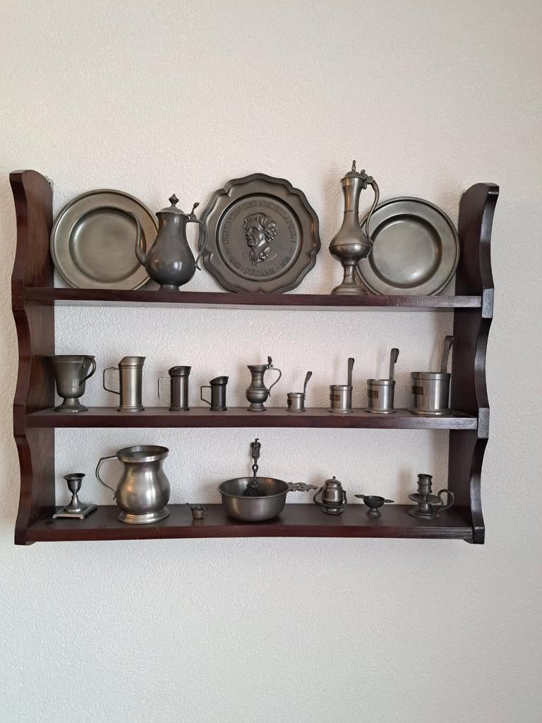 Tinnen objecten evt incl houten rek kastje 79 cm bij 63 cm, Ophalen