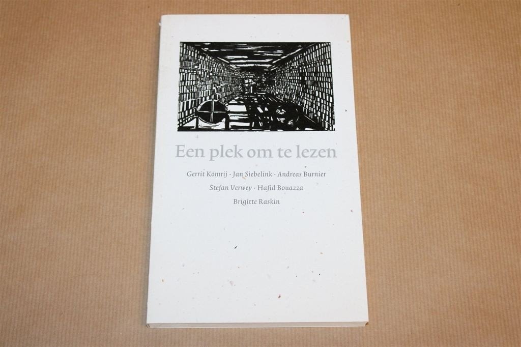 Een Plek om te Lezen — Komrij, Uitgave Bibliotheken 1999, Ophalen of Verzenden, Gelezen