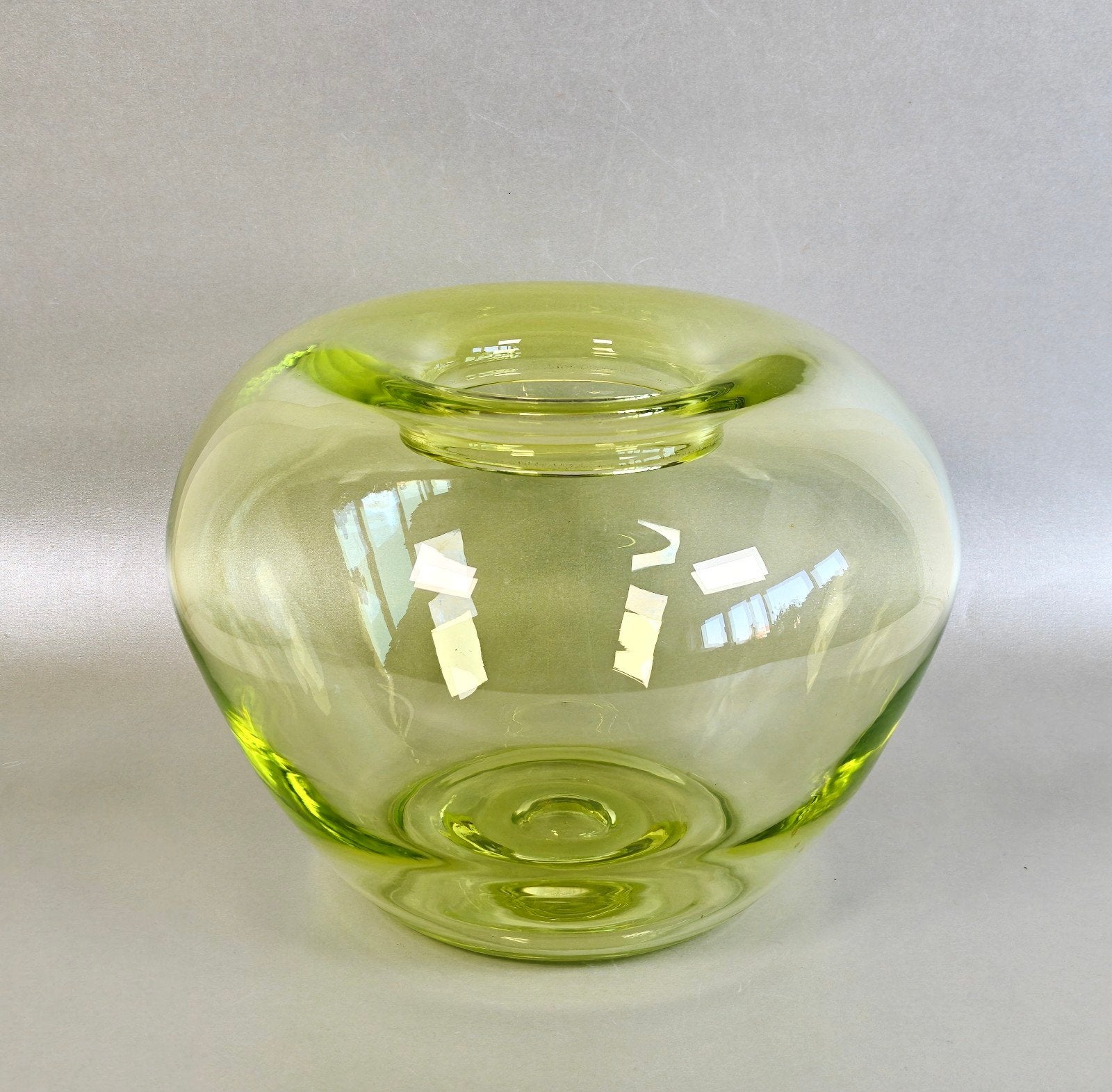 Vintage geel groene vaas. Mondgeblazen. Groot model, Antiek en Kunst, Antiek | Glas en Kristal, Ophalen of Verzenden