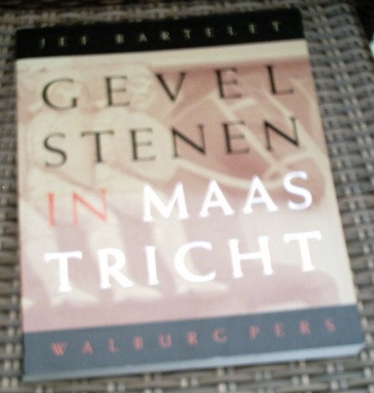 Gevelstenen in Maastricht. Jef Bartelet. ISBN 9057305038., Ophalen of Verzenden, Zo goed als nieuw