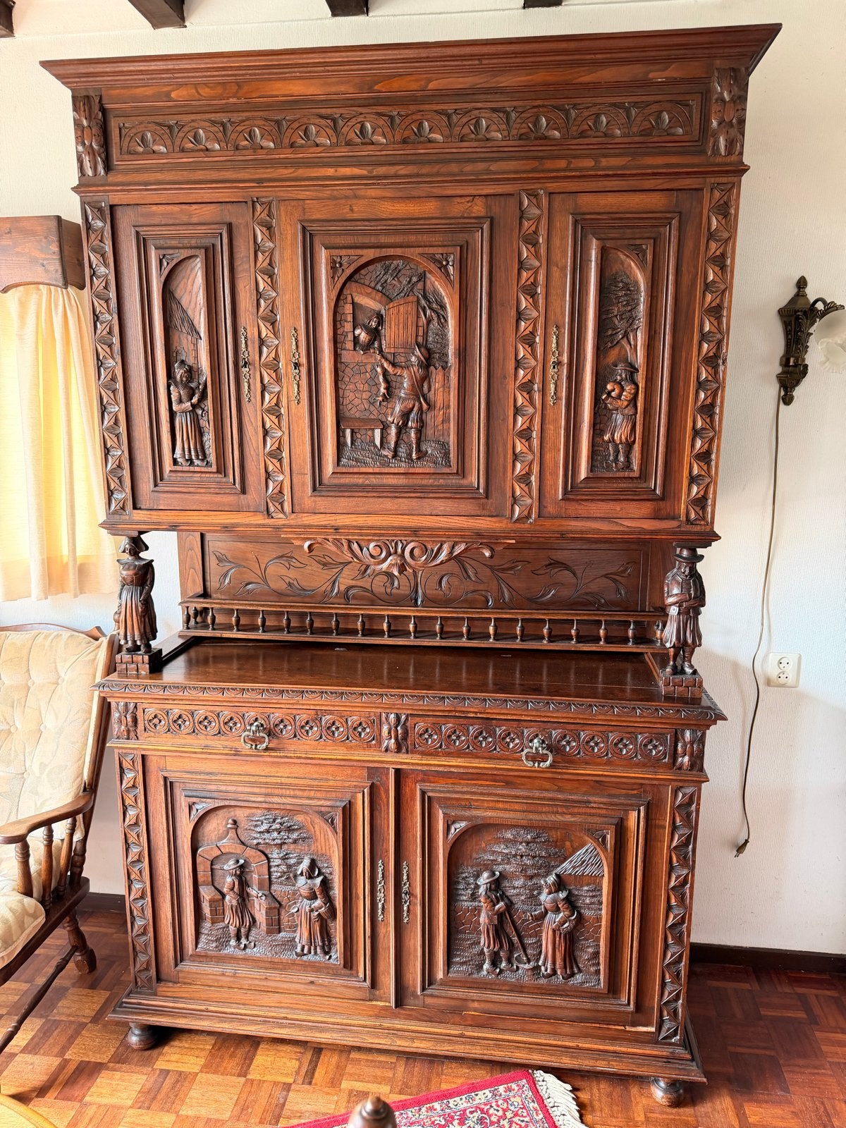 Antieke Eiken Buffetkast met Handgesneden Details, Antiek en Kunst, Ophalen