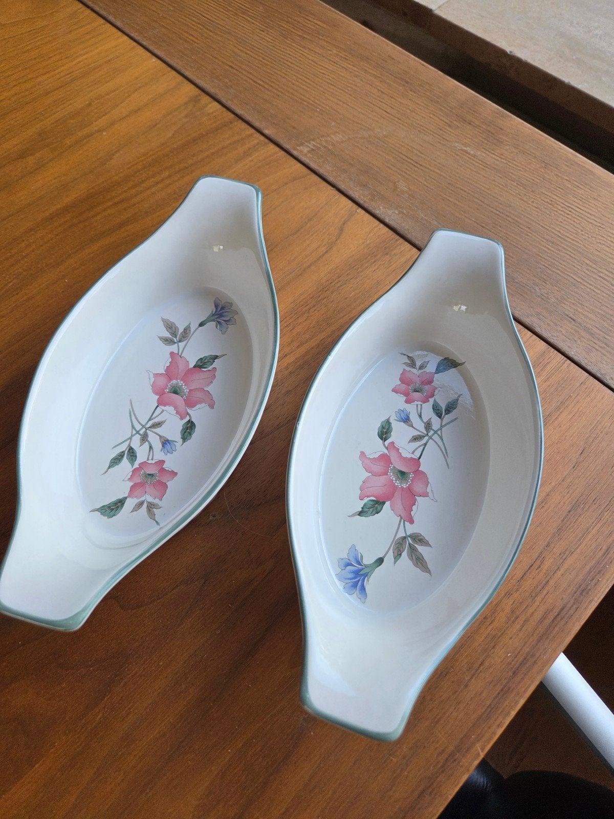 Set van 2 ovale ovenschalen met bloemmotief, Ophalen of Verzenden, Zo goed als nieuw, Overige stijlen, Schaal of Schalen