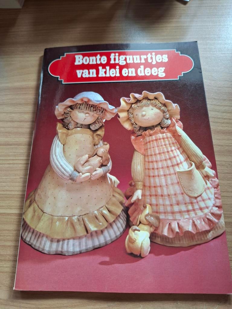 Bonte figuurtjes van klei en deeg., Ophalen of Verzenden, Overige onderwerpen