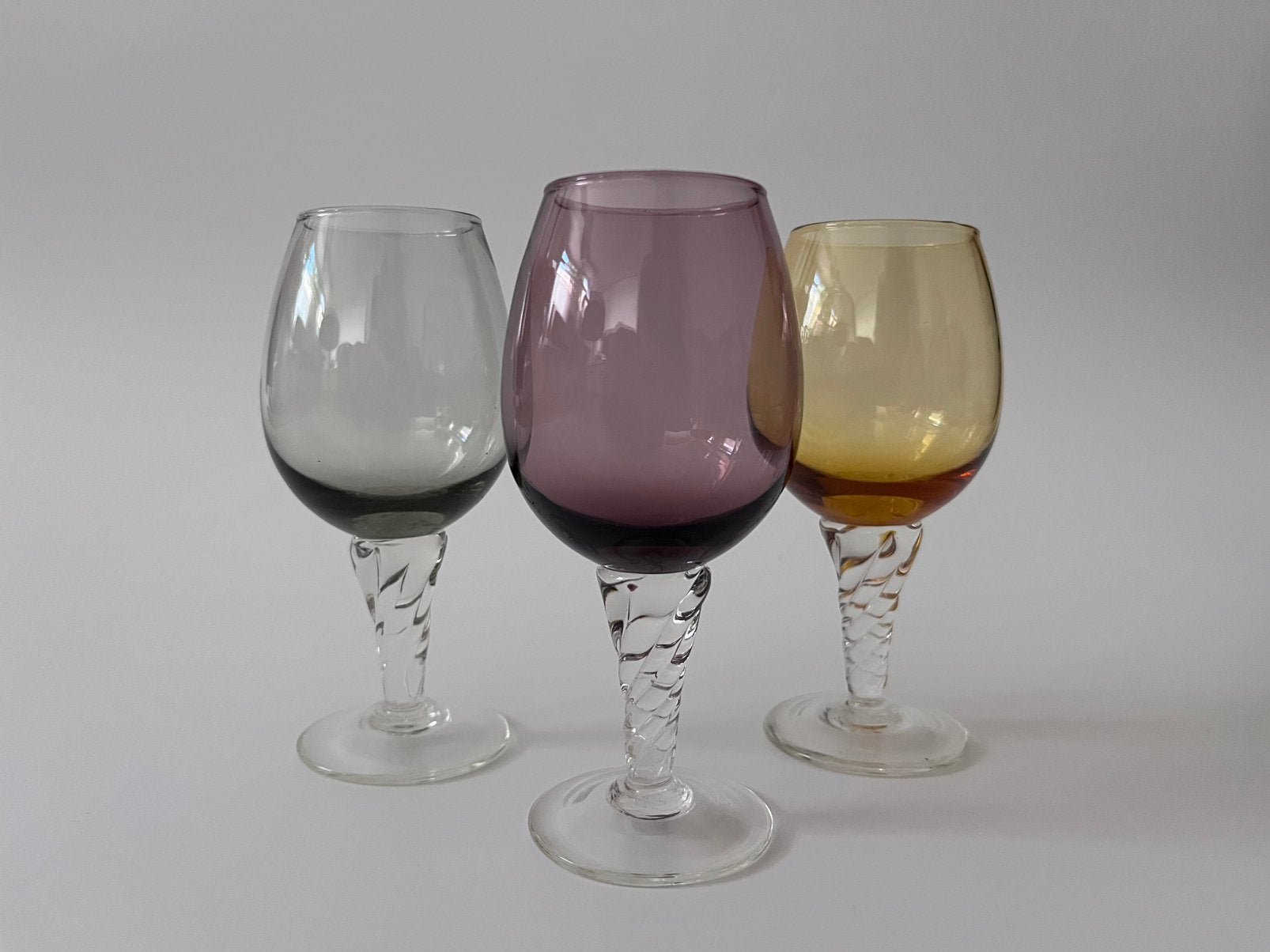 Set van 3 vintage gekleurde glazen met gedraaide steel, Verzamelen, Glas en Borrelglaasjes, Ophalen of Verzenden, Zo goed als nieuw
