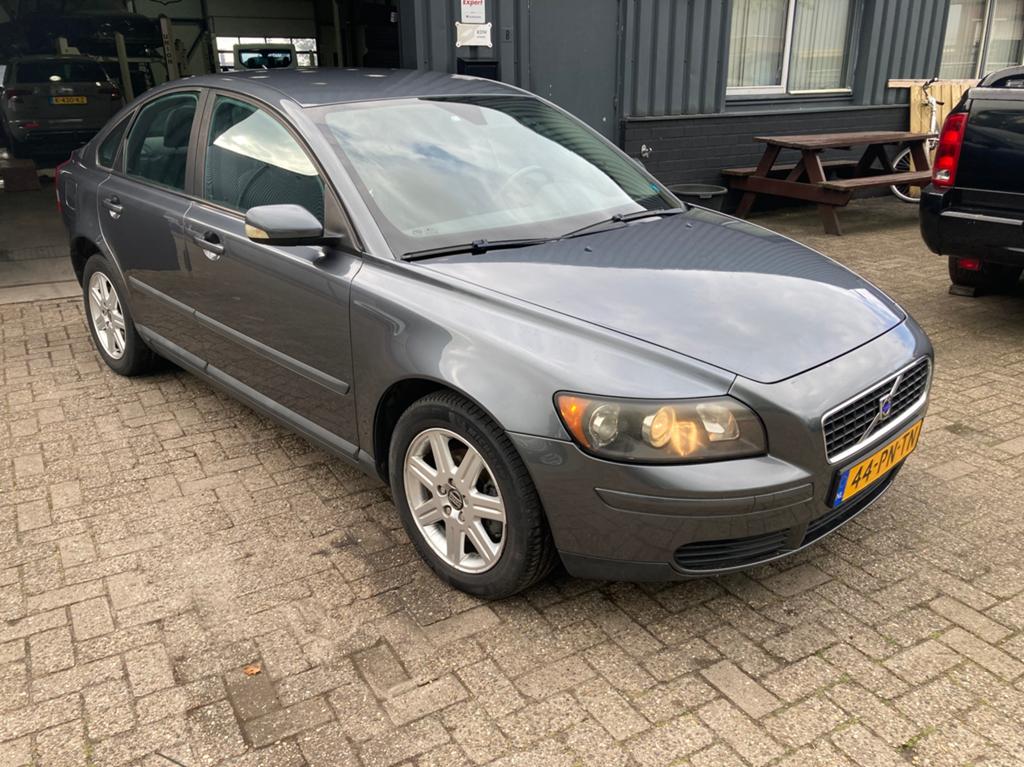 Volvo S40 1.8 2004 Grijs, Auto's, Voorwielaandrijving, 4 cilinders, Handgeschakeld, Grijs